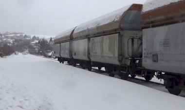 "Бамблби" Тепловоз ЧМЭ3 едет с полувагонами для угля, На фоне заснеженных холмов и гор