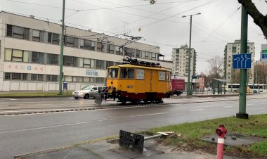 Двухосный трудяга трамвай-снегоочиститель в Сегеде