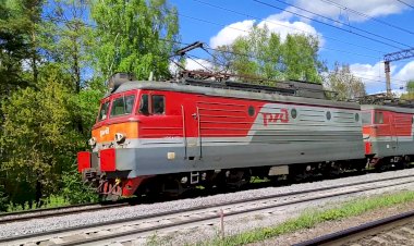 Электровоз ВЛ11-253/224Б c грузовым поездом