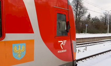 "Напугал Гудком" Электропоезд EN57-2044 следующий по маршруту Писковице - Гливице.