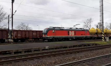 Остановка на станции, Электровоз Сименс с вагонами цементовозами