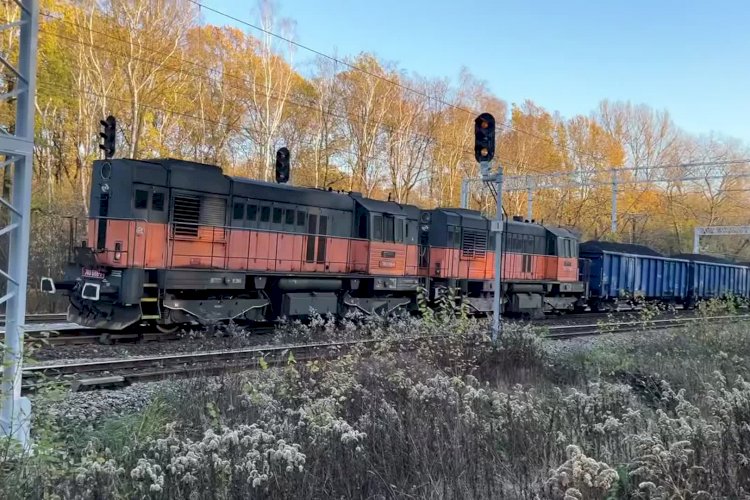 Поезд везет забитые под завязку вагоны с углем, Двойная тяга, Тепловозы 740 (T 466.2) с вагонами гружёнными углём