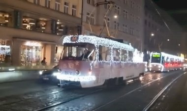 Парад Рождественских Трамваев и Автобусов в Праге