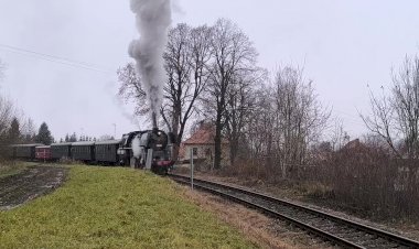 Паровоз с туристическим поездом пыхтит, дымит и гудит
