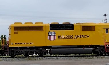 Особый поезд, опрыскивающий растения реагентами для их уничтожения