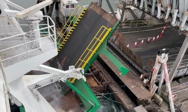 Поднятие кормовых трапов на пароме "Иннисфри" в доке Пембрук