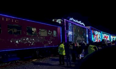 Поезд Деда Мороза/ Рождественский Дух Витает В Воздухе, Когда Праздничный Поезд Останавливается в Городе