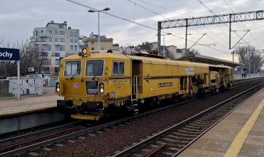 Машинист напугал гудком, Выправочно-подбивочно-рихтовочная машина