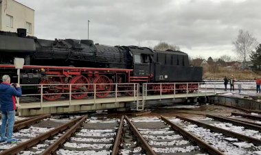 Немецкий паровоз DB BR 23 на Разворотном круге в депо