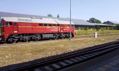 Тепловоз (Машка) М62 отправляется резервом со станции
