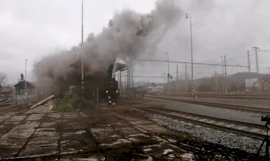 Много Дыма, Танк-паровоз выезжает с вагонами из депо