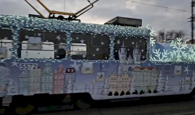 "Поливомоечный вагон" Трамвай Tatra-T3SU с рождественской тематикой
