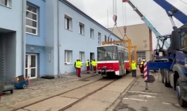 Погрузка трамвая Татра T6A5 на трал для отправки в другое место работы