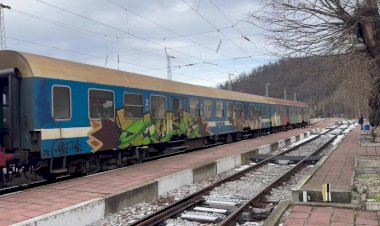 Болгарская чебурашка ЧС2 отправляется со станции Велико Тырново