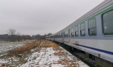 Магистральный тепловоз SU160-004 с пассажирским поездом до Кракова