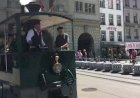 Старинный паровой трамвай в историческом центре города
