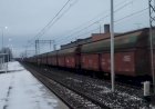 Остановка на станции, Электровоз PESA GAMA 111Eb-003 с вагонами для угля