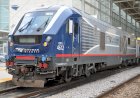 Новейший поезд Амтрак, едет на высокой скорости