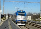 Электровоз Шкода 380 005-9 летит с поездом Прага-Ческе Веленице