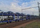 Новые Mercedes-Benz везут на поезде с завода, Электровоз Сименс с вагонами автовозами