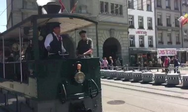 Старинный паровой трамвай в историческом центре города