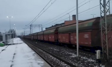 Остановка на станции, Электровоз PESA GAMA 111Eb-003 с вагонами для угля