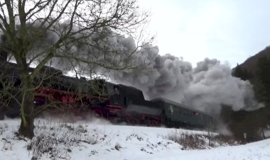 Тройная паровозная тяга, два спереди и один в хвосте поезда