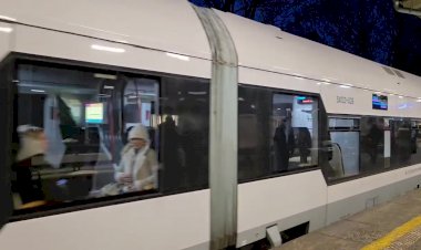 Дизель поезд с прицепленным сидячим вагоном, отправление с остановочного пункта