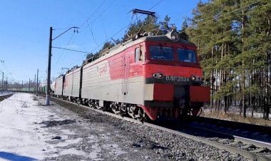 Электровоз ВЛ11М-282/291Б с грузовым поездом