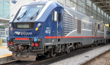 Новейший поезд Амтрак, едет на высокой скорости