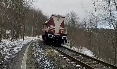 С красной звездой на лбу, тепловоз ЧМЭ2 следует резервом