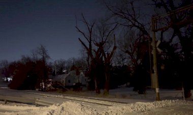 Зимний вечер, Локомотивы SD40-2 с длинным грузовым поездом