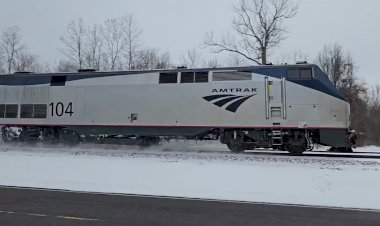 Сиракузы, поезд Амтрак двойной тягой на большой скорости
