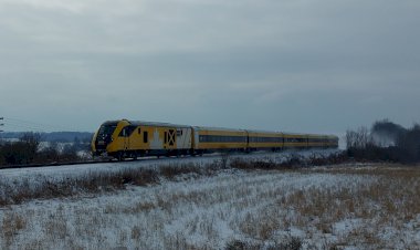 Жёлтый дизельный поезд в Канаде
