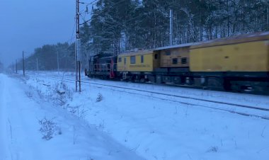 Пересылка Рельсошлифовщика, тепловоз SM42 2224 перегоняет рельсошлифовальный поезд