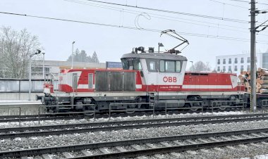 Маневровый электровоз с лесовозным поездом