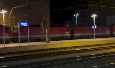 Ночной Отстой, Колонна из 9 электровозов отдыхают на станции после трудовых будней