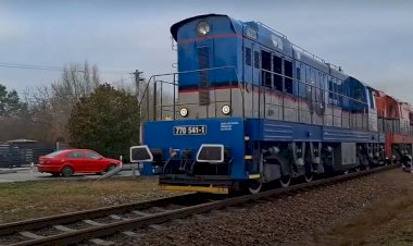 Высокая скорость, Чмухи с хопперами, Тепловозы ЧМЭ3 едут с вагонами хопперами