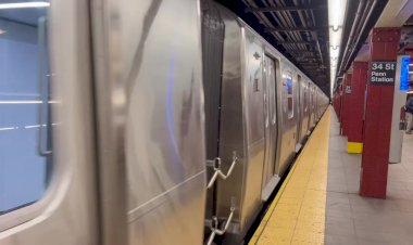 Метро Нью-Йорка отправление поезда со станции Пенн