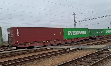 Встречные грузовой и пассажирский поезд на очень высокой скорости