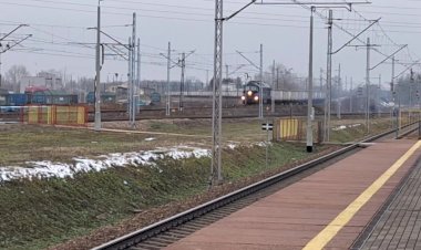 Чёрная Людмила, Тепловоз ТЭ109 едет с полувагонами