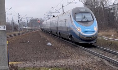 "Улыбка Пендолино" Встречные Высокоскоростной поезд Пендолино и Пассажирский поезда