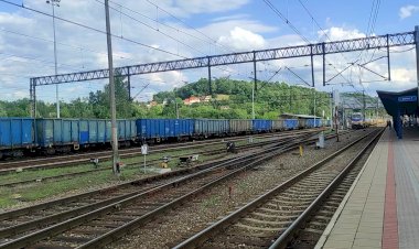 Новенькие авто едут с завода, Тепловоз М62-311D-21 с платформами автовозами