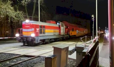 Тепловоз SU42 - 501 едет с одним двухэтажным вагоном