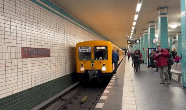 Берлинское метро, поезд на станции Тьерпарк