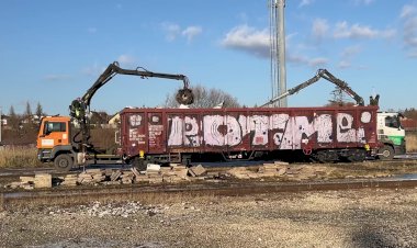 Погрузка металлолома в железнодорожный вагон.