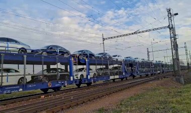 Новые Mercedes-Benz везут на поезде с завода, Электровоз Сименс с вагонами автовозами