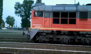 Маша из Венгрии, Локомотив М62 с пассажирским поездом прибытие и отправление со станции