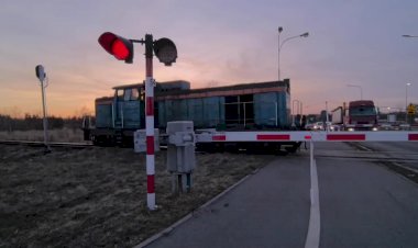 На закате, тепловоз SM42-691 едет резервом без поезда