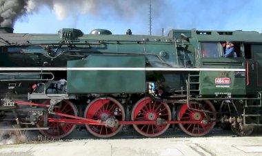 На выезд! Паровоз Шкода 464.202 выезжает из депо на линию